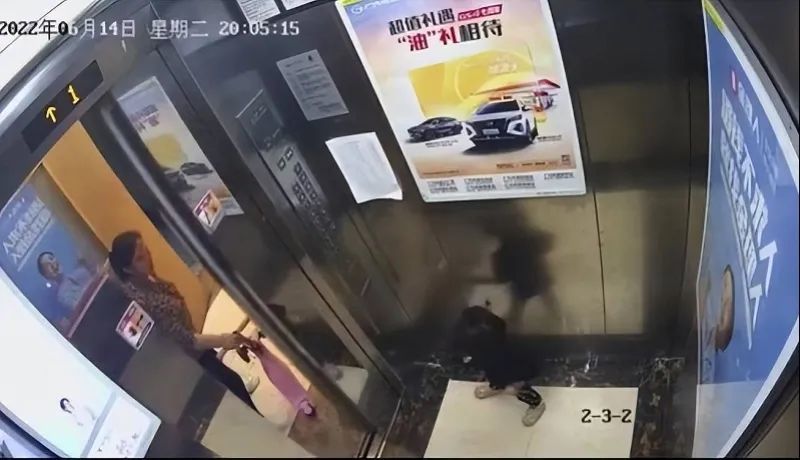 2岁女童坠亡案更多细节披露:窗台高度不到半米 电梯门仅开6秒