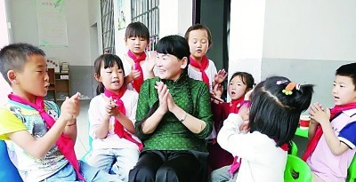 和学生们在一起的山村教师支月英。资料图片