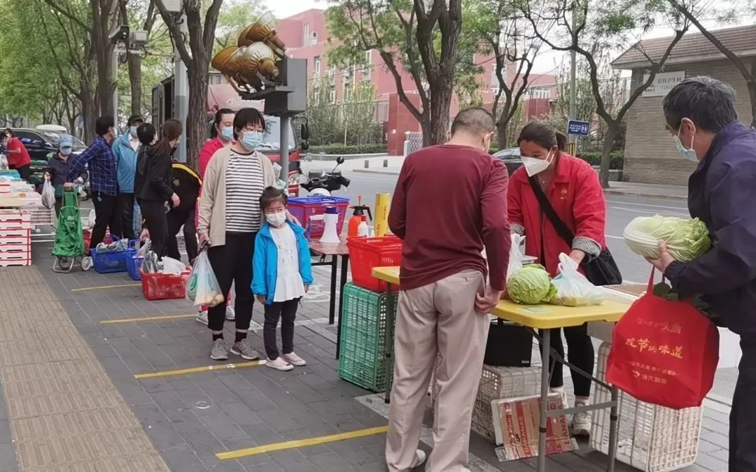 ▲蔬菜直通车按要求在地上贴了一米线,提示居民按一米线排队。受访者供图