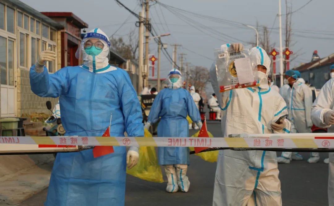 ▲2022年11月20日,北京大兴区安定镇统筹镇、村、派出所三级联防联控力量,确保封控区内人员“足不出户”,防止疫情扩散蔓延。新京报记者 李木易 摄
