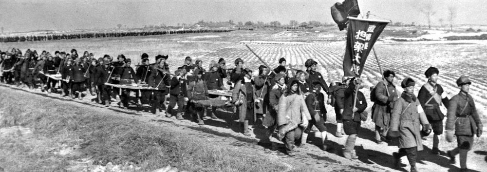 ↑在辽沈战役中，当地百姓组成担架队，积极支援人民解放军（资料照片）。