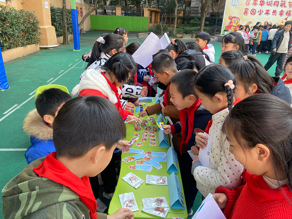 上海市徐汇区建襄小学三年级数学学科项目化学习活动,学生们在操场上大赶集。本文图片均为校方提供