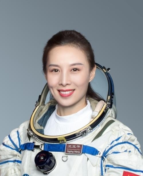 经过层层严格选拔,王亚平如愿成为中国第一批女航天员;如今,伴随神舟