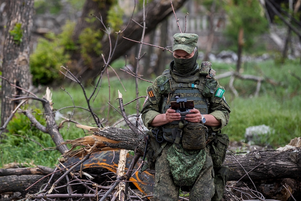 当地时间2022年5月22日,顿涅茨克地区马里乌波尔,俄军士兵进行排雷