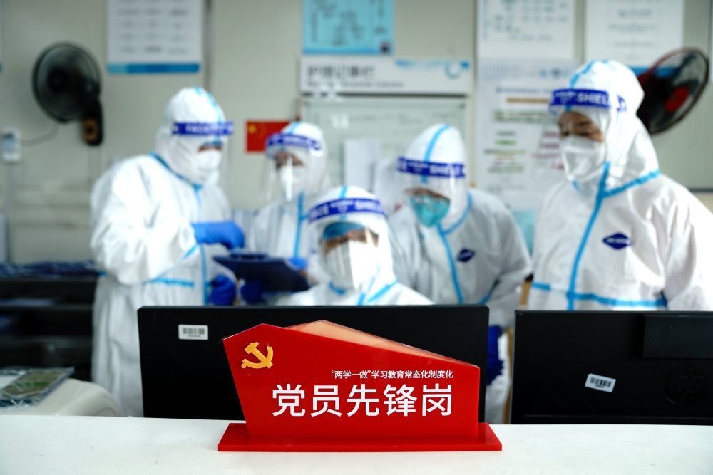 4月20日，在复旦大学附属闵行医院急诊抢救室，医护人员在忙碌。新华社记者 张建松 摄