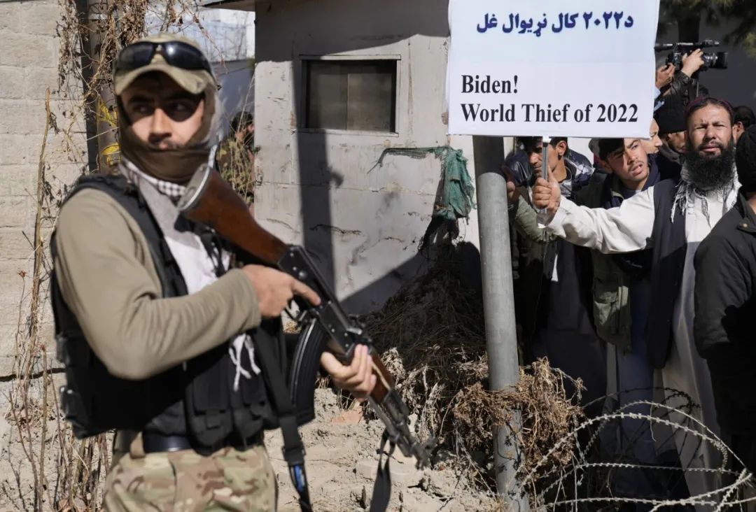 ▲ 2022年2月15日，在喀布尔的抗议活动中，抗议者高举“拜登——2022年世界小偷”的标语。