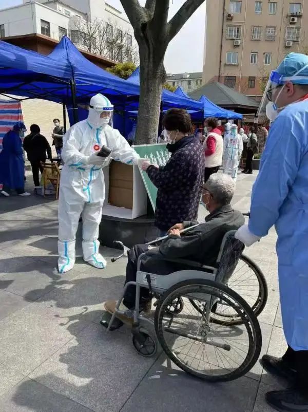 袁佳非穿着大白服做志愿者 参考资料:静安区融媒体中心