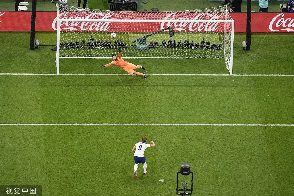 凯恩的点球飞上看台。