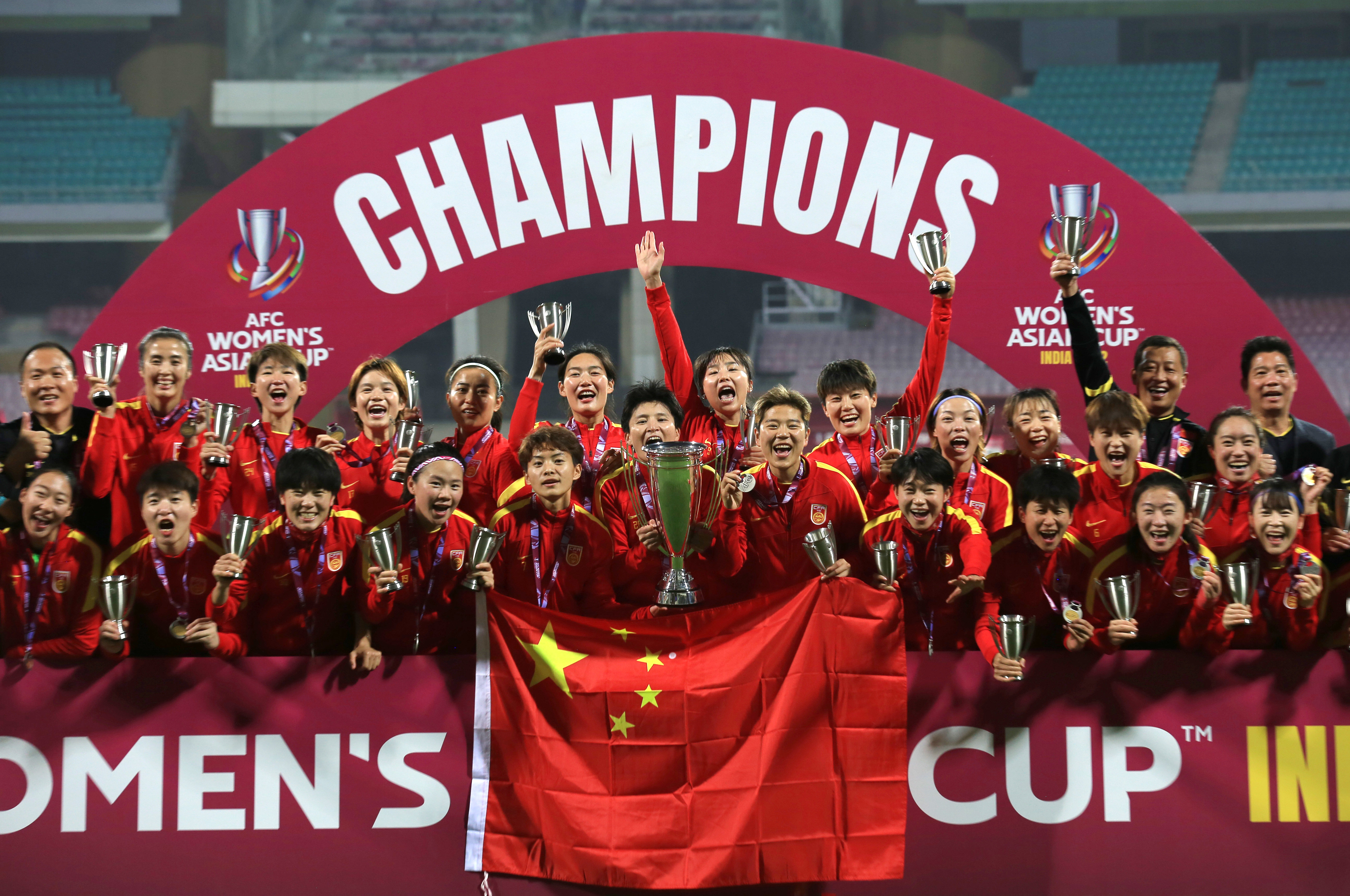 2月6日，2022女足亚洲杯决赛中，中国队以3:2战胜韩国队，夺得冠军。图为中国队在颁奖仪式上庆祝。新华社发（贾韦德·达尔摄）