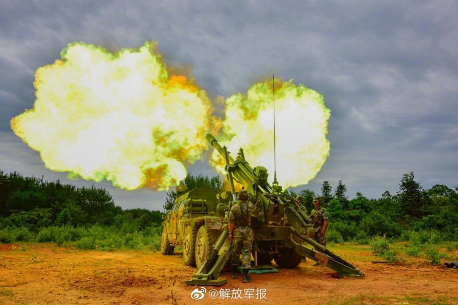 近日,第72集团军某旅炮兵营展开全要素实弹演练,充分检验旅属炮兵群精打快撤、协同作战能力。