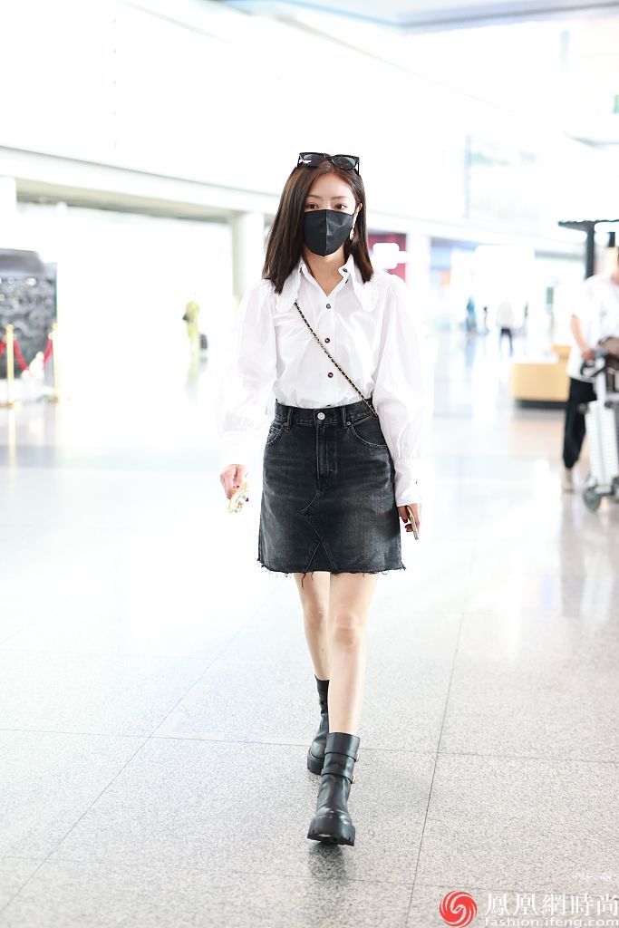 邓家佳机场演绎酷girl穿搭,衬衫短裙配马丁靴可甜可盐__凤凰网