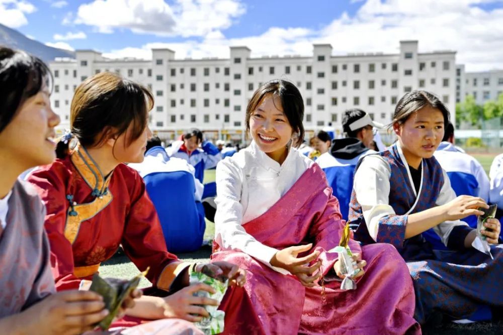 西藏山南市第二高级中学的学生品尝安徽省援藏干部和企业家代表赠送的粽子（2022年6月3日摄） 张汝锋摄/本刊