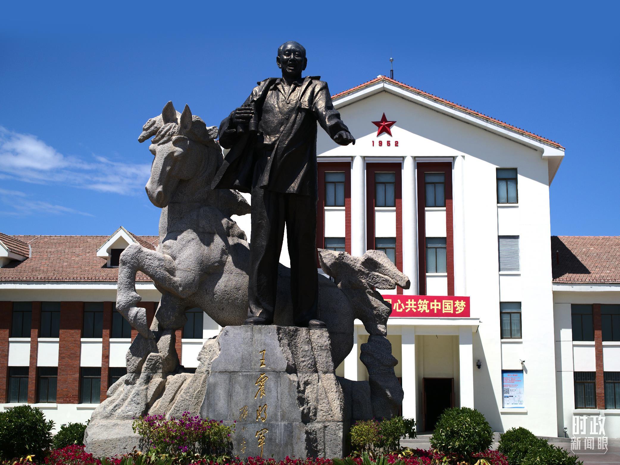 △军垦博物馆前的王震将军雕像。(总台央视记者彭汉明拍摄)