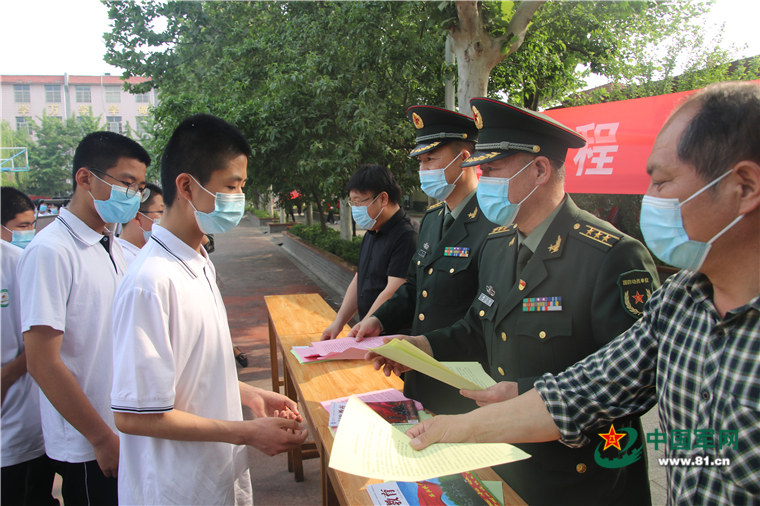 主题国防教育进校园，学生们大开眼界直呼“过瘾”