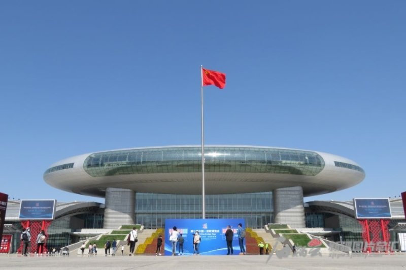 9月19日，第七届中国—亚欧博览会在乌鲁木齐市开幕，参观者从第七届中国—亚欧博览会场馆前走过。资料图