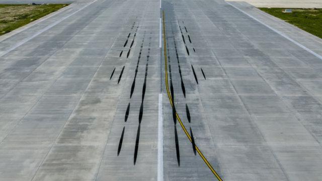 与普通地面相比飞机跑道究竟有啥不同上百吨飞机降落也砸不坏