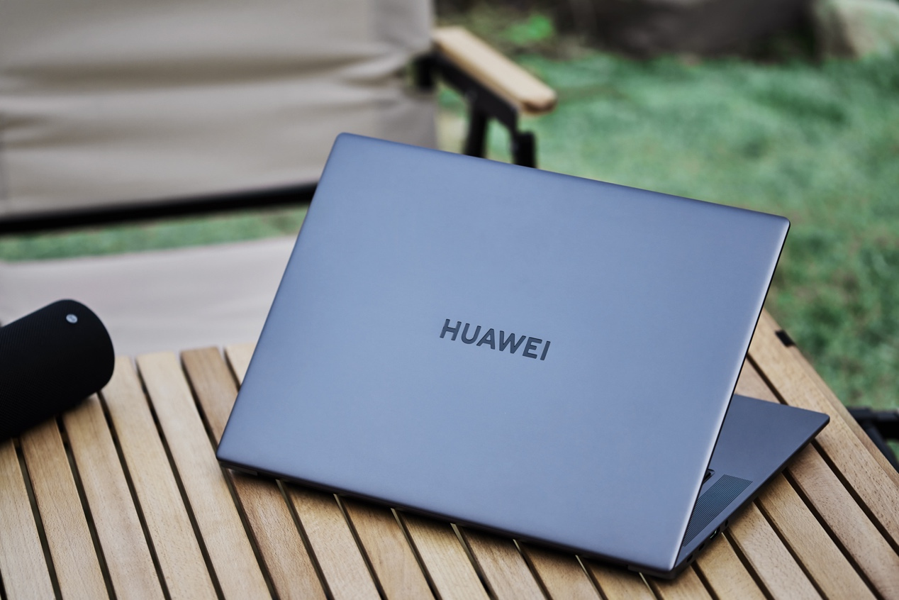 桌子上放着一些广告宣传