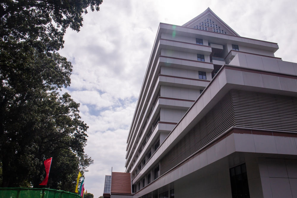 这是11月11日在老挝首都万象拍摄的玛霍索综合医院外景。