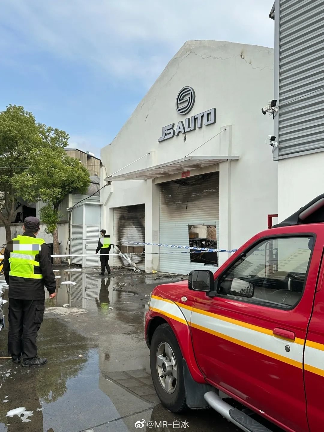 起火后,现场已被拉起警戒线。图片来源:@MR—白冰