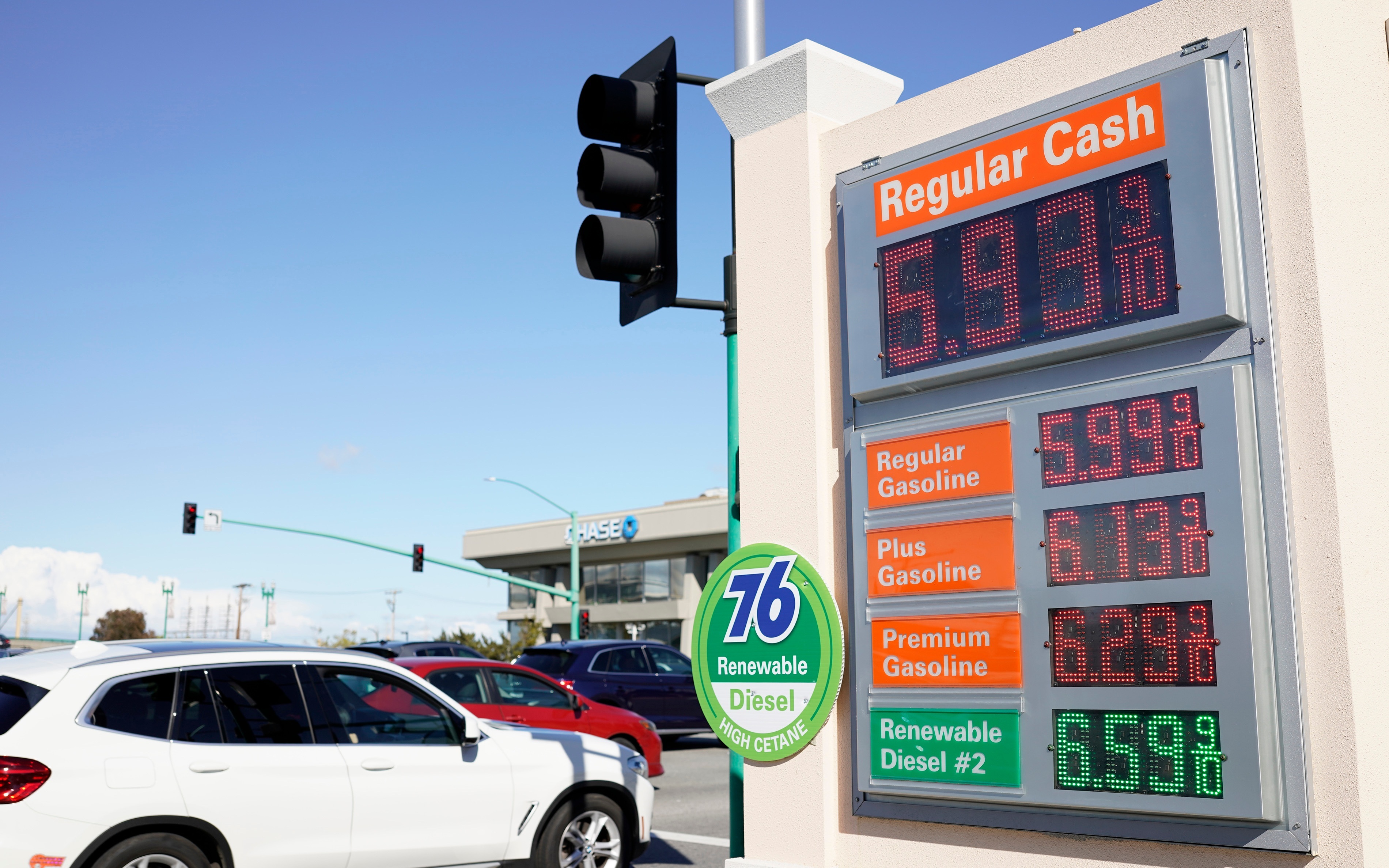 ▲这是5月10日在美国加州米尔布雷拍摄的一家加油站油价牌。美国汽车协会的统计数据显示，当日美国全国普通汽油平均价格升至每加仑4.37美元，创历史新高。图/新华社