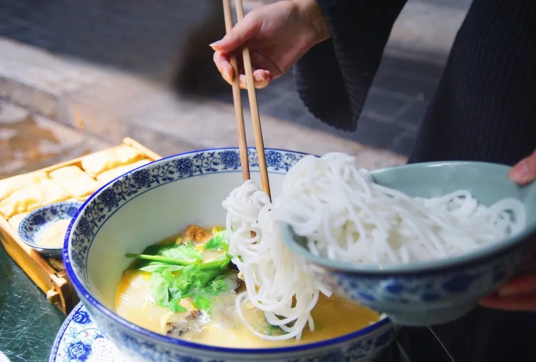 云南过桥米线有标准了生肉片厚度不超过2毫米不得使用三聚氰胺甲醛