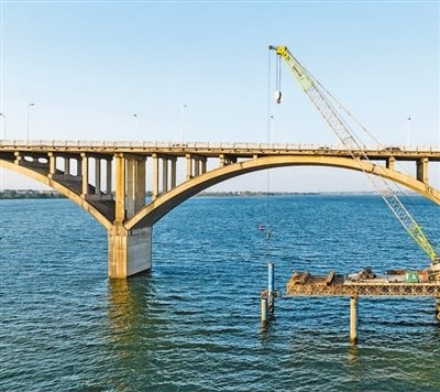 江西省新干县S312赣江大桥改造工程现场，施工方正在搭建左幅新建桥梁钢栈桥。李福孙摄（影像中国）