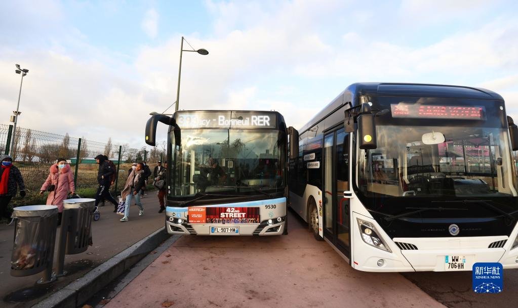 12月7日，中车电动制造的自动驾驶客车（右）在法国巴黎大众运输公司393号线路部分路段进行路况实测。新华社记者 高静 摄