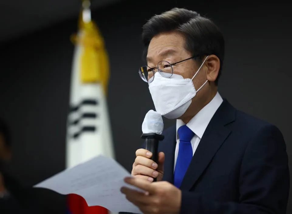 当地时间2022年3月10日，韩国首尔，韩国当时的执政党共同民主党候选人李在明承认败选，发表讲话。图/IC photo