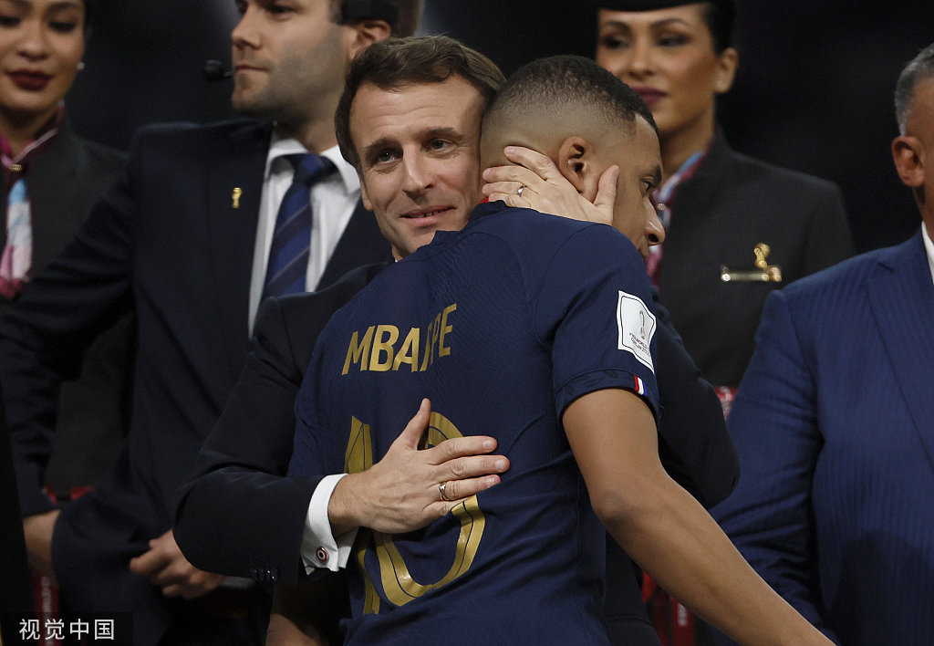 颁奖典礼上，法国总统马克龙拥抱姆巴佩