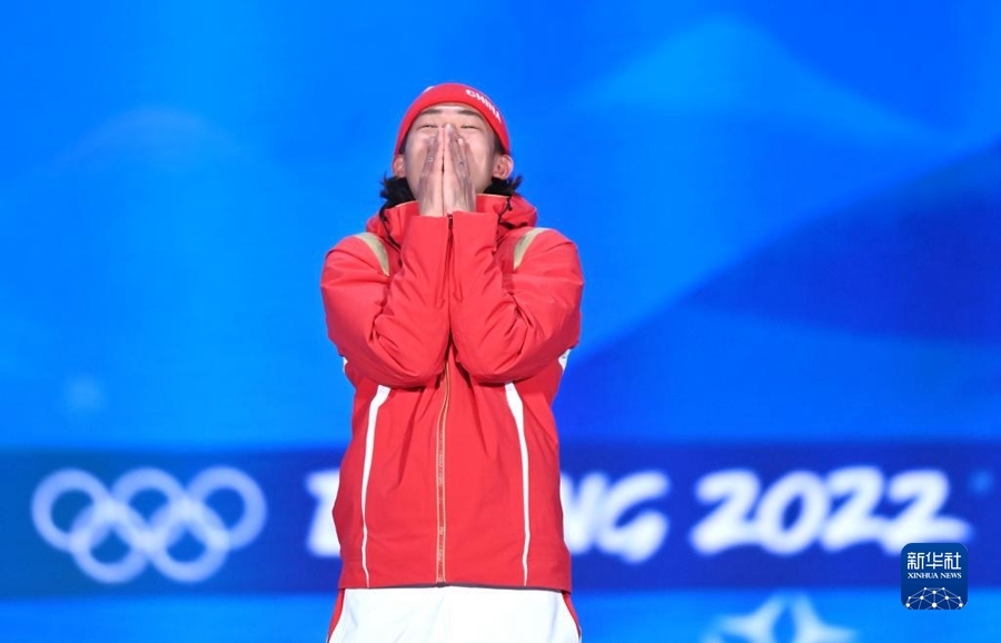 2月15日，在北京賽區頒獎廣場，冠軍中國隊選手蘇翊鳴在北京2022年冬奧會單板滑雪男子大跳臺獎牌頒發儀式上。新華社記者 黃宗治 攝