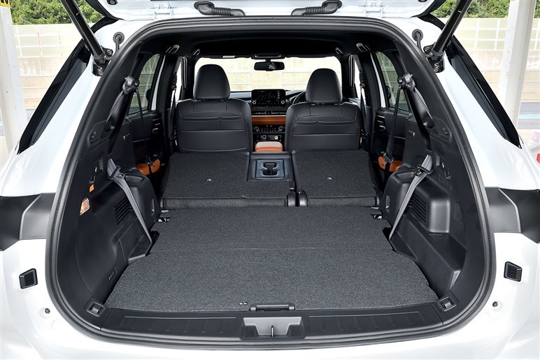 折叠第三排座椅后,欧蓝德的后备箱空间表现还算可以,如果再把第二排