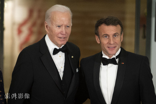 当地时间12月1日，白宫举行国宴欢迎法国总统马克龙出访美国，美国总统拜登夫妇盛装出席。图自澎湃影像
