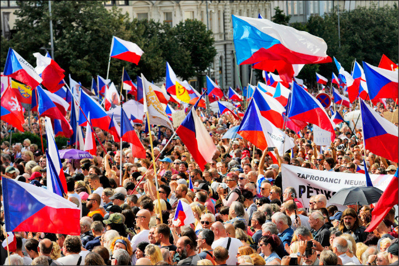 今年9月，数万人聚集在布拉格街头抗议能源价格飙升。图自美联社