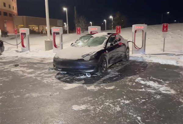 不愧電動爹?零下25度暴風雪中的特斯拉Model 3:電池預熱45分鐘后才充上電