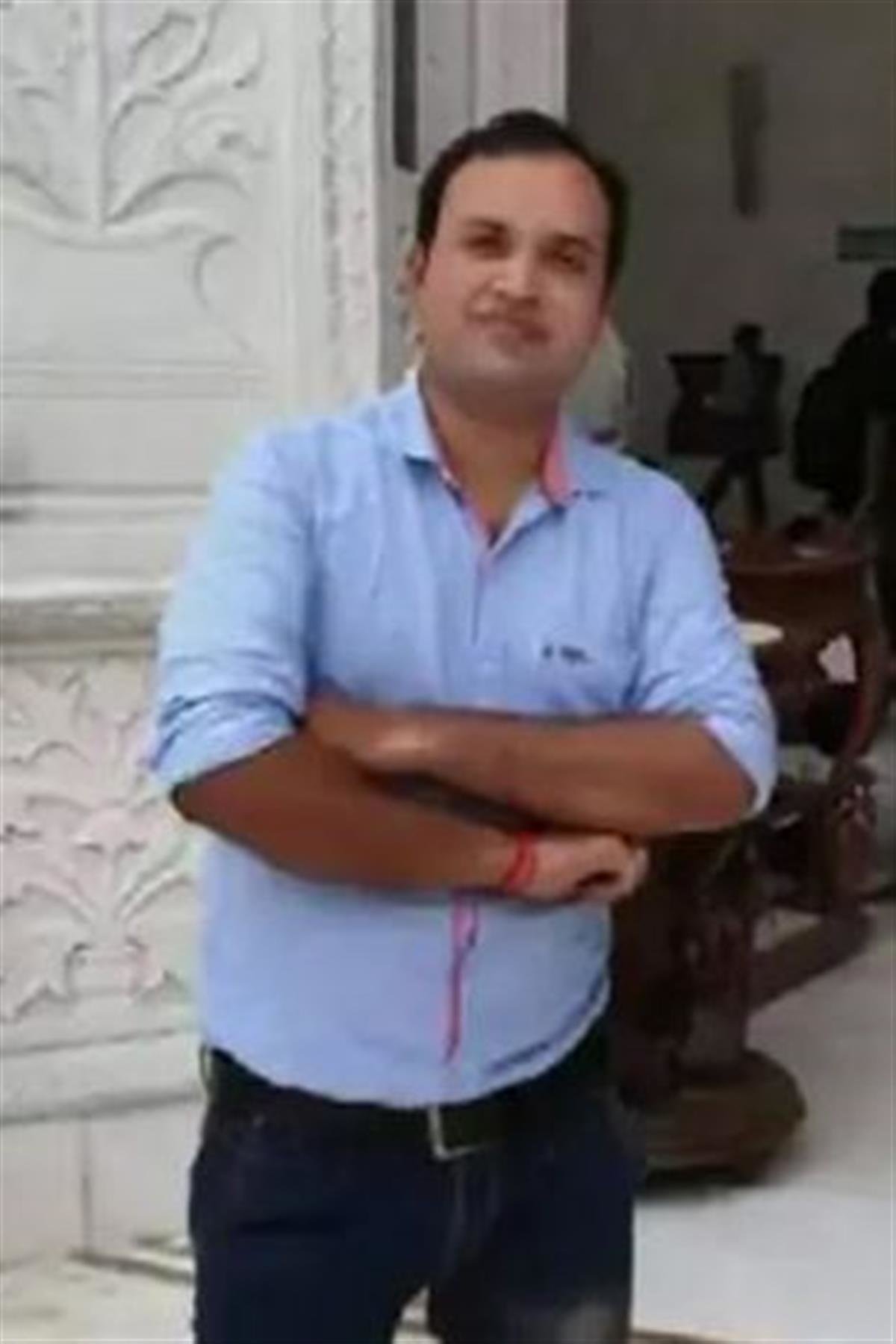 印度一对父母不相信儿子已死亡，与尸体生活17个月，坚持为他精油按摩丨印度抛弃婴儿的电影