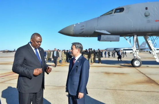 当地时间11月3日，韩国国防部长官李钟燮和美国国防部长劳埃德•奥斯汀访问美国马里兰州安德鲁斯空军联合基地。图自韩媒