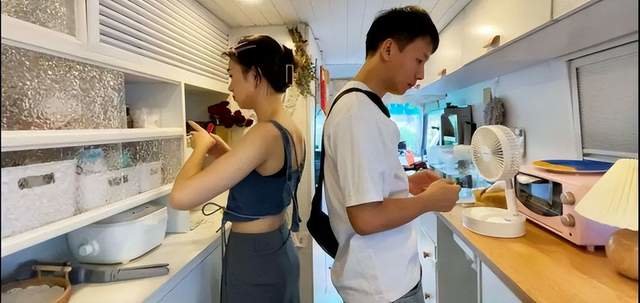 张希和女朋友准备上班受访者供图
