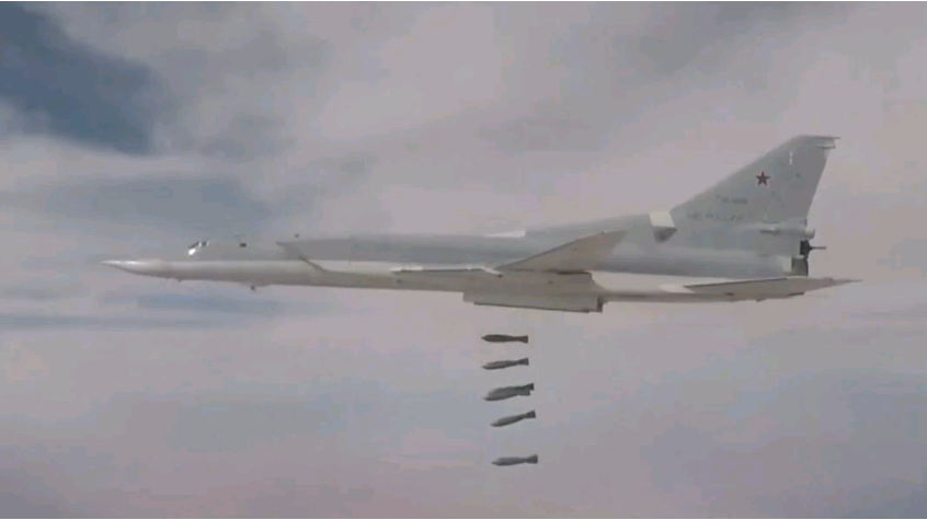 图-22M3投掷常规炸弹实施“地毯式轰炸”