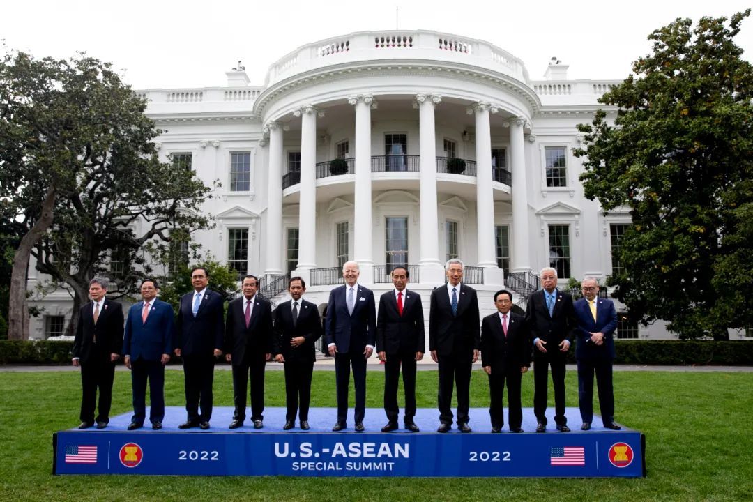 当地时间2022年5月12日，美国华盛顿特区，为期两天的美国-东盟峰会在美国举行。美国总统拜登在白宫南草坪与与会的东盟国家领导人合影留念。图/IC photo