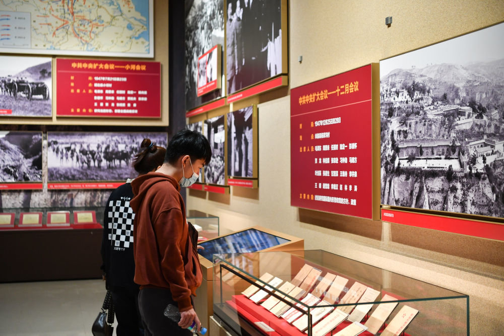 10月16日,在陕西省延安市,人们在延安革命纪念馆参观。新华社记者 张博文 摄