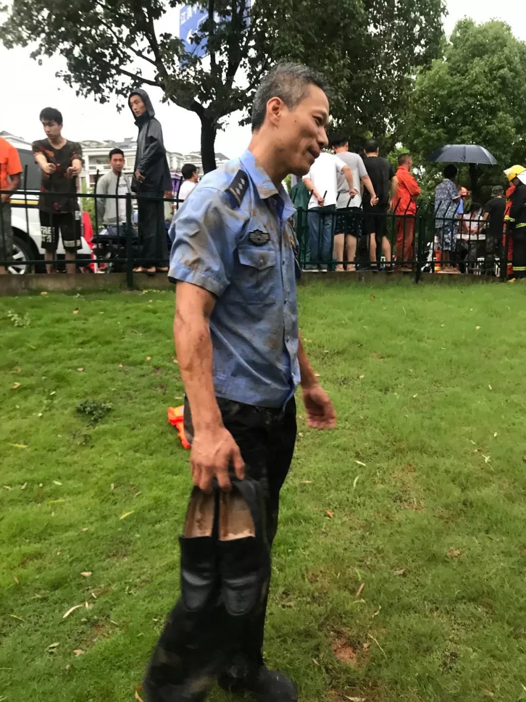 救人×12,这个民警太牛了