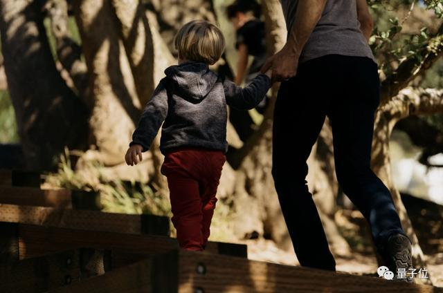 相册照片被谷歌AI举报:全网封杀 警方介入 但也喊冤无门 第3张-心情说说 马克和儿子(图源《纽约时报》)