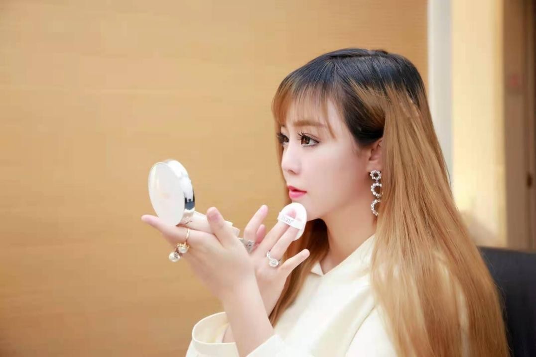 乐观面对人生辛选联合创始人初瑞雪展示侠女范儿