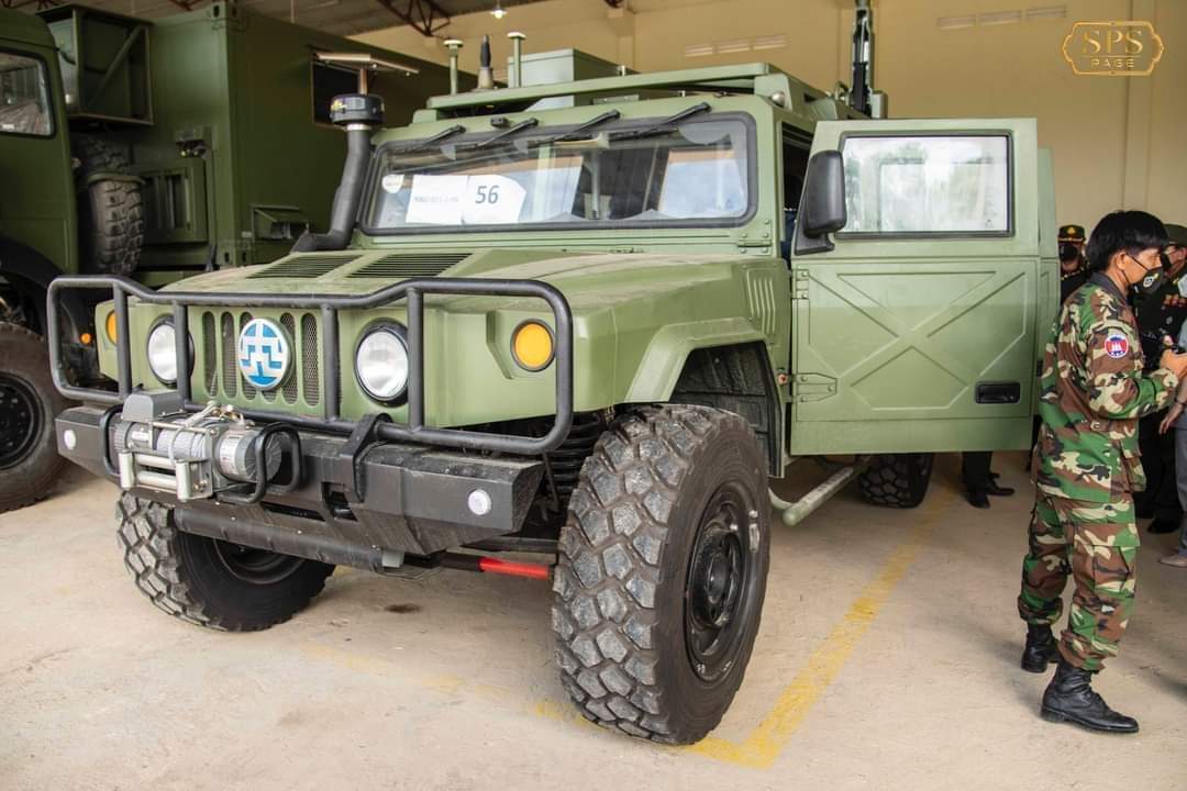 柬埔寨皇家陆军还采购了配套的万山系列装填车、陕汽系列卡车和东风猛士装甲车。