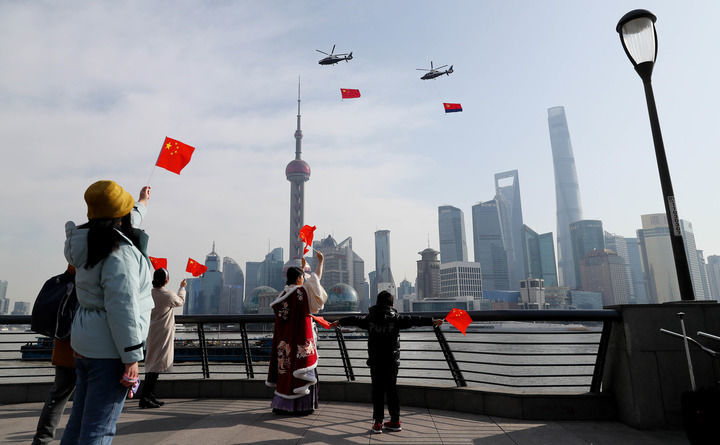 两架悬挂国旗和警旗的警航直升机飞过上海外滩，庆祝首个“中国人民警察节”（2021年1月10日摄）。新华社记者 方喆 摄