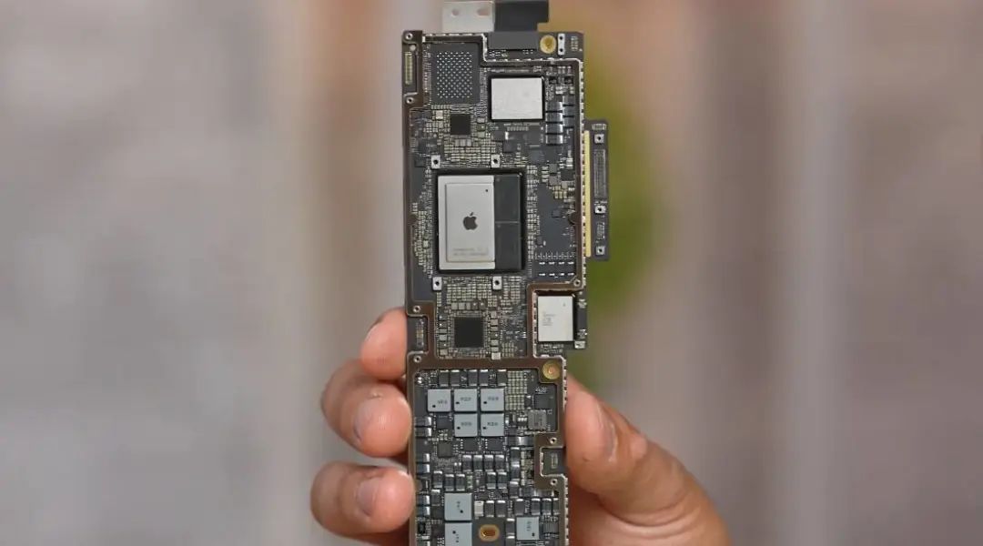 越南生产Mac和Apple Watch 却是中国苹果供应链外延 第8张-心情说说 M2 MacBook Air 主板 图片来自:MaxTech