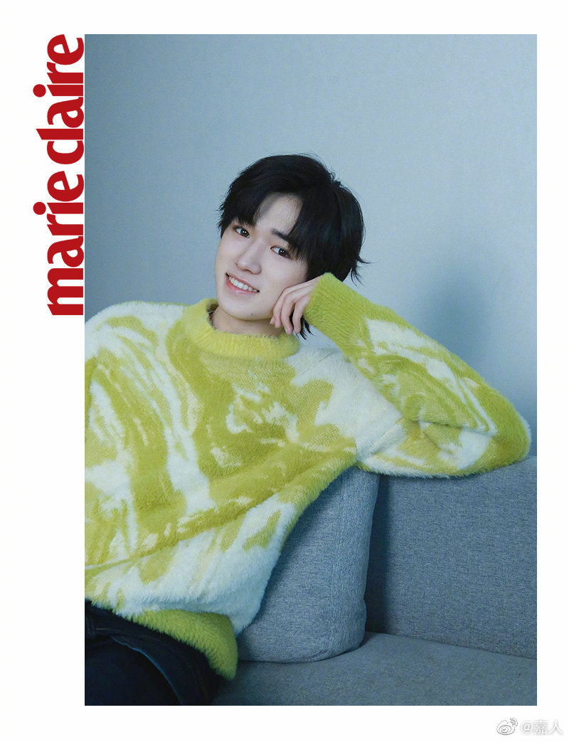 嘉人谈资绿色系少年宋亚轩身着绿色抽象山水画毛衣突破层