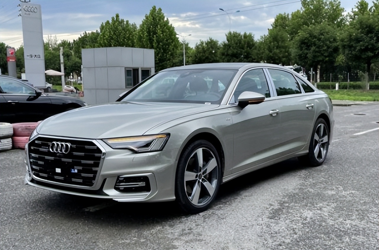 全新奥迪a6l实车图曝光,颜值,动力提升,这次要抢谁的饭碗?