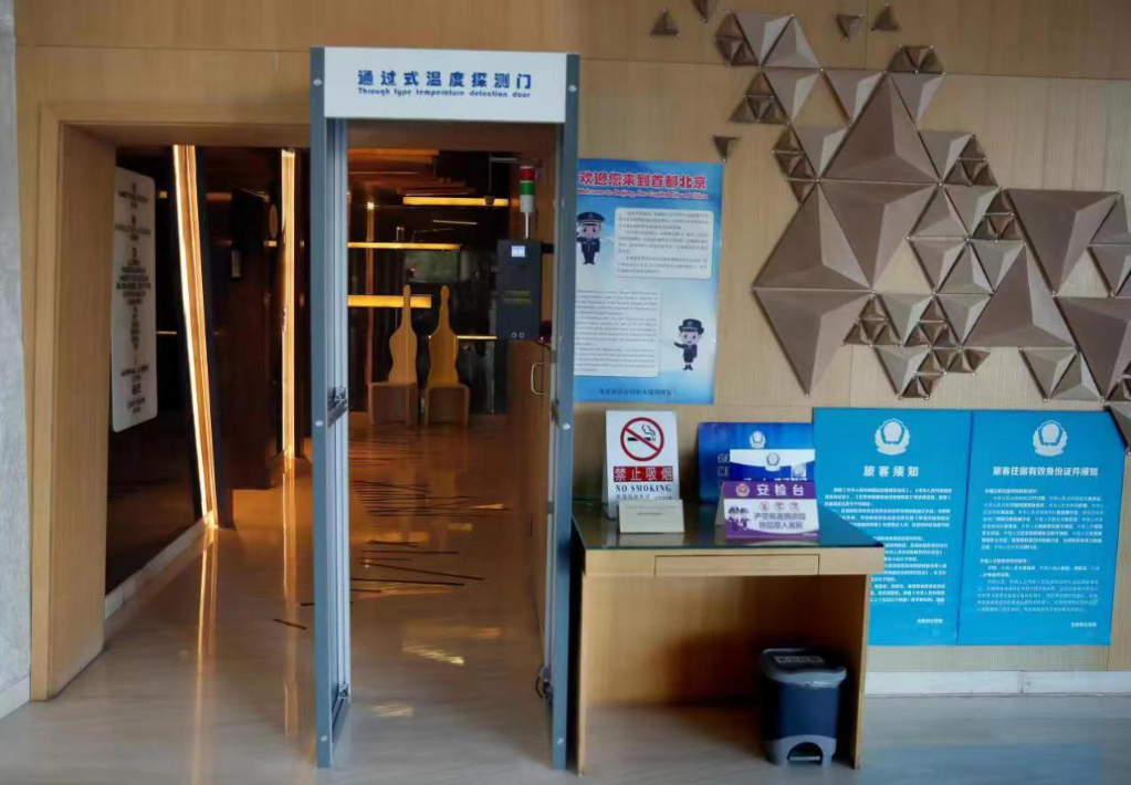 6月1日拍摄的封管控考点测温处.(丁柏明 摄)