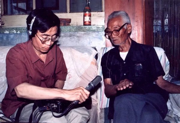 薛艺兵（录音者）在河北省雄县南十里堡乡采录乐师张富才韵谱。（1993年7月）